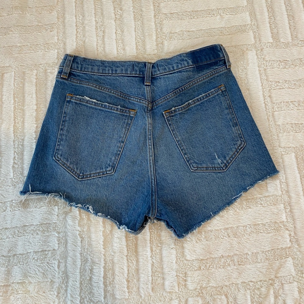 Abercrombie high rise mom short 
Size: 28/6 - Picture 2 of 2